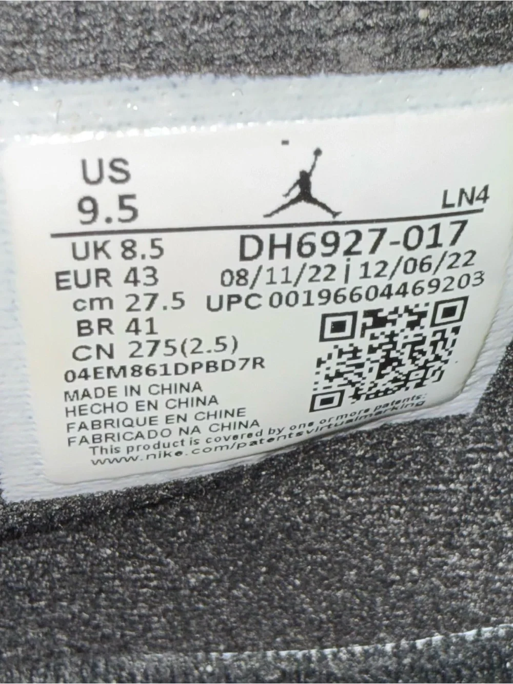 Jordan Men's Black and Yellow Sneakers